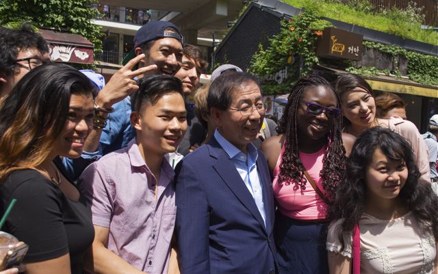 Stony Brook Study Abroad students and interns pose with the mayor of Seoul, Park Won-soon, who had been making a candid visit to the Insadong neighborhood. As chief executive of the 2nd largest metropolitan area in the world, Park is responsible for the administration of over 25 million residents. CHRISTOPHER CAMERON / THE STATESMAN